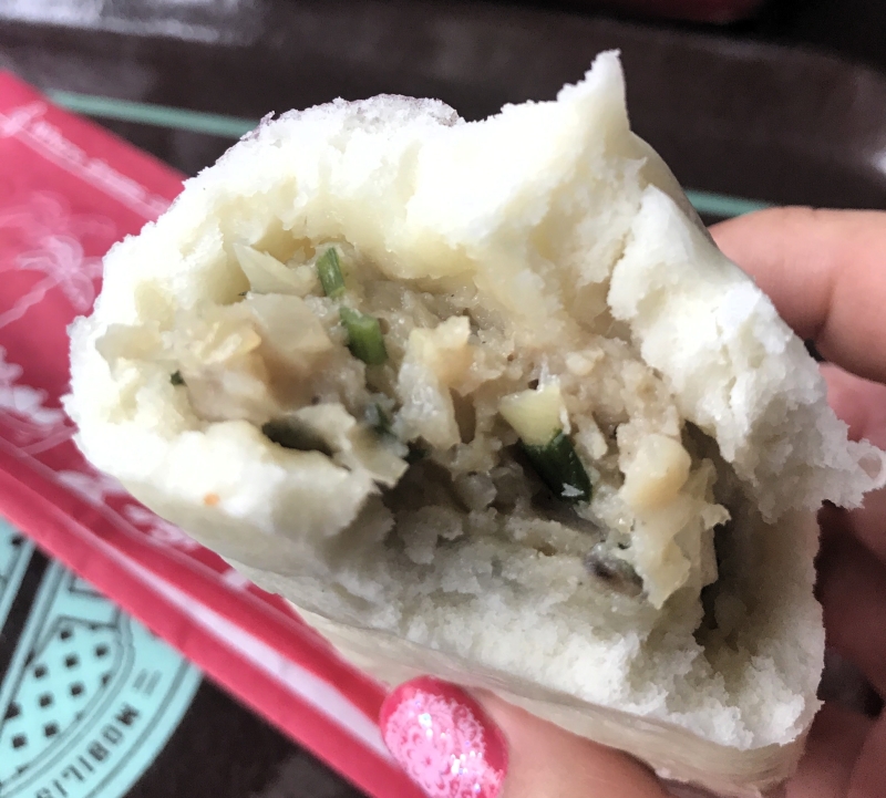 ギョウザ風のあんが詰まった肉まんです（撮影：ねとらぼ編集部）