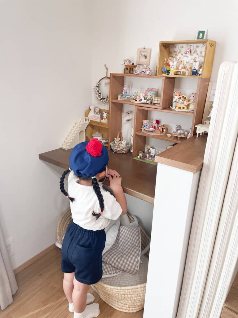 じっと手を出さず見つめる娘さん