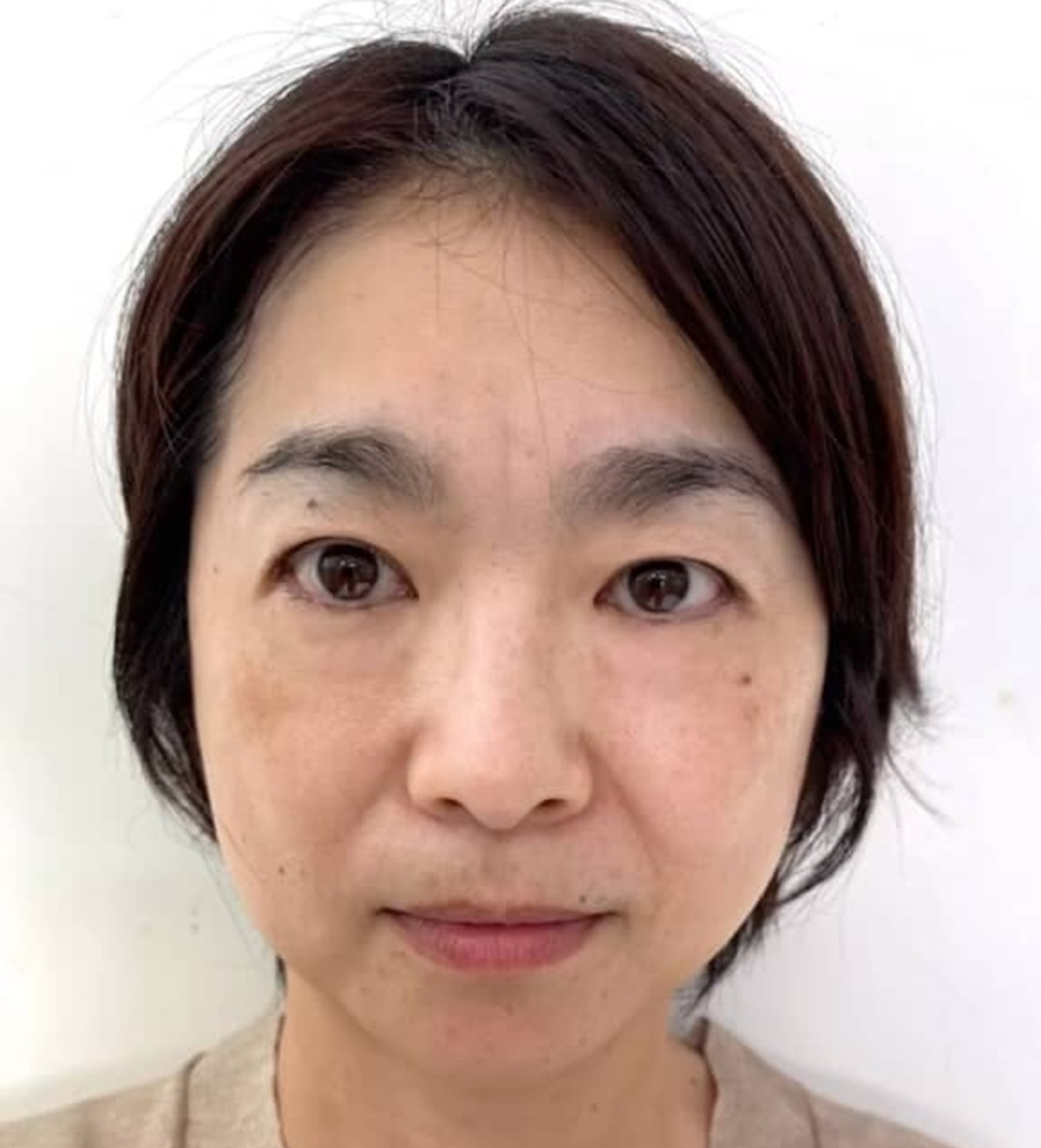 “眉毛が迷子”な55歳女性、プロが整えてメイク後……「こんなに顔全体の印象が変わるんだ！」　仕上がりに「女優さんのよう」「魔法かな？」（1/3） | 美容 ねとらぼ