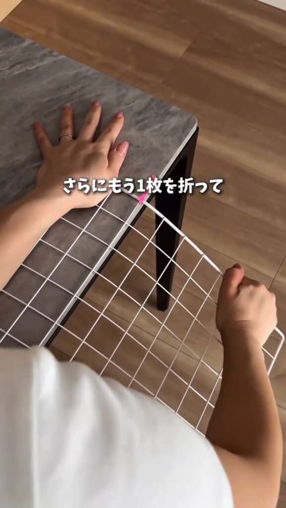 もう1枚のワイヤーネットは、端を少し曲げて角度をつけます