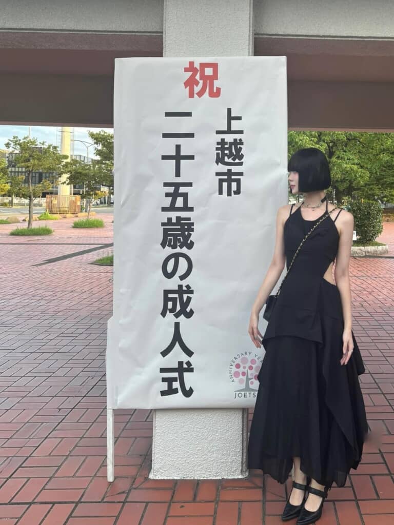 大人っぽいドレスがよく似合っています