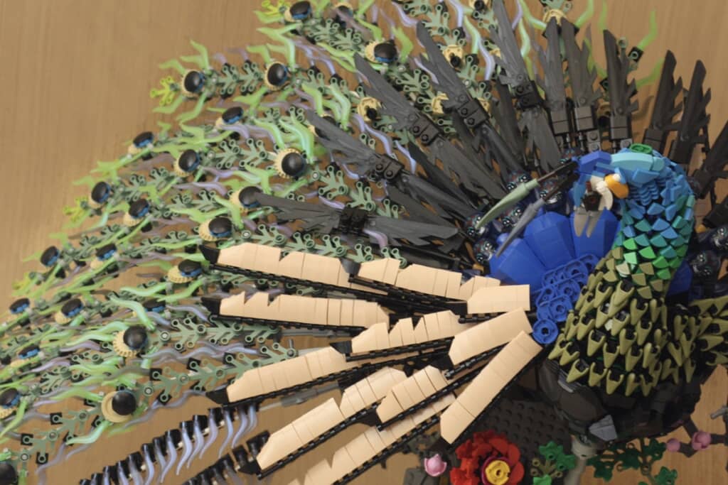 レゴ製孔雀図のアップ