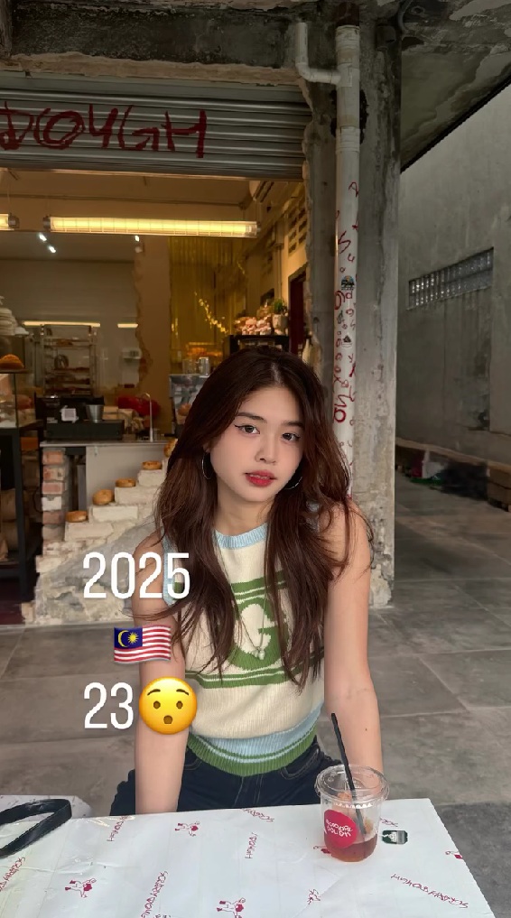 素朴な13歳の女の子→10年後……　驚きの変化に「めっちゃくちゃきれい」「すごすぎる」【海外】