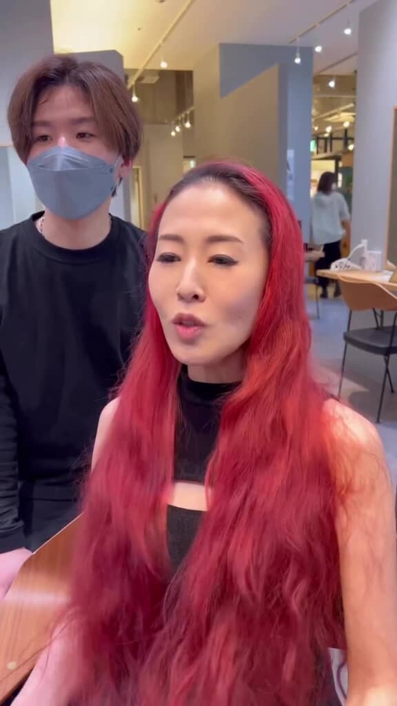 赤いロングヘアの女性