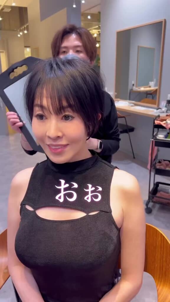 ショートカットの女性「おぉ」と驚く
