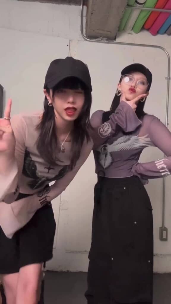 キャップをかぶった2人