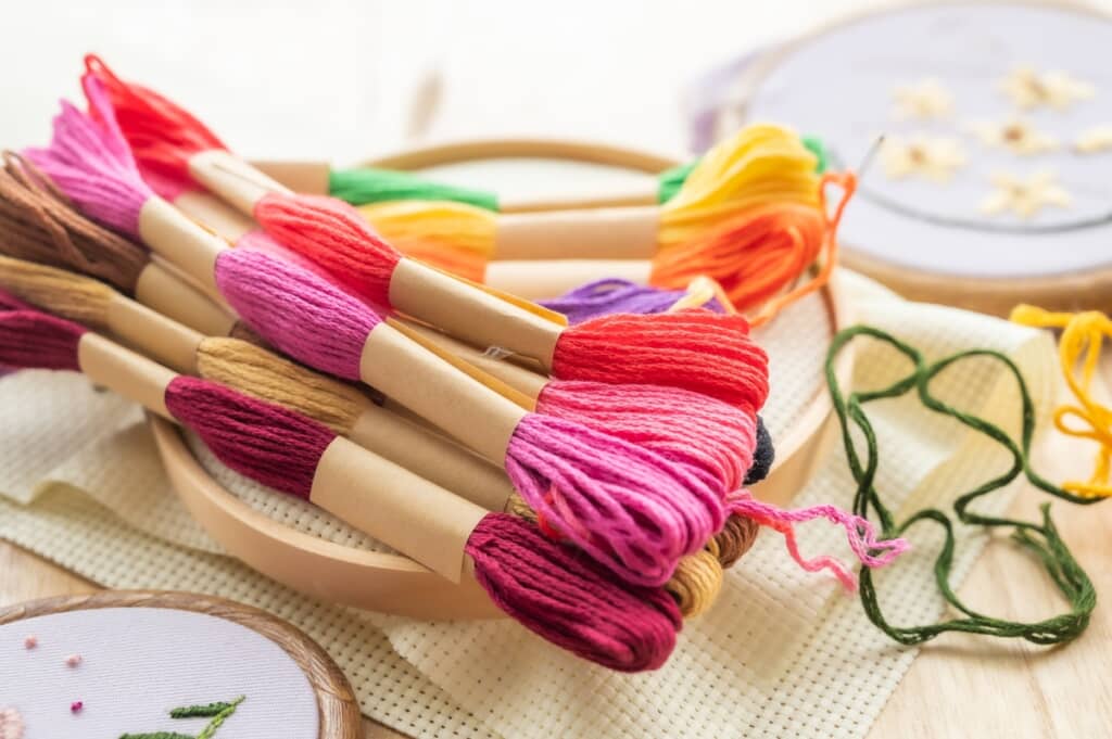 万博帰りの母が刺しゅうしたのは……？（イメージ画像／出典：PIXTA）