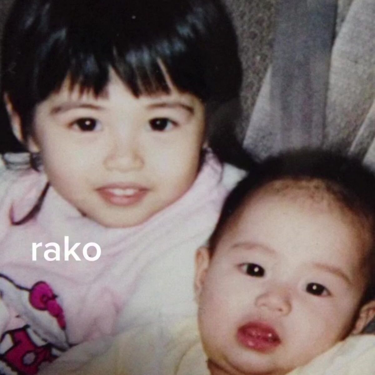 幼いお姉ちゃんと赤ちゃん→24年後……　予想外すぎる“現在の姿”にネット騒然「双子みたい」「遺伝子強すぎ」 | ライフスタイル ねとらぼ