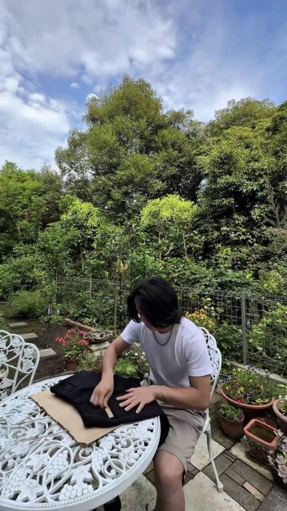 ユニクロのスエットパンツの尻ポケットに下敷きを入れて作業開始