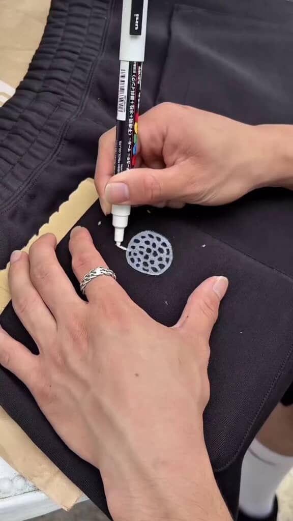 ユニクロのスエットパンツの尻ポケットに描かれた丸