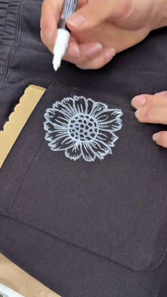 ユニクロのスエットパンツの尻ポケットに描かれた花