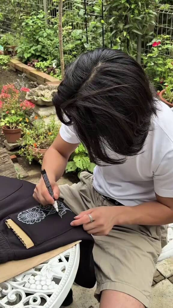 スエットパンツの尻ポケットに植物の絵を描き足していく様子