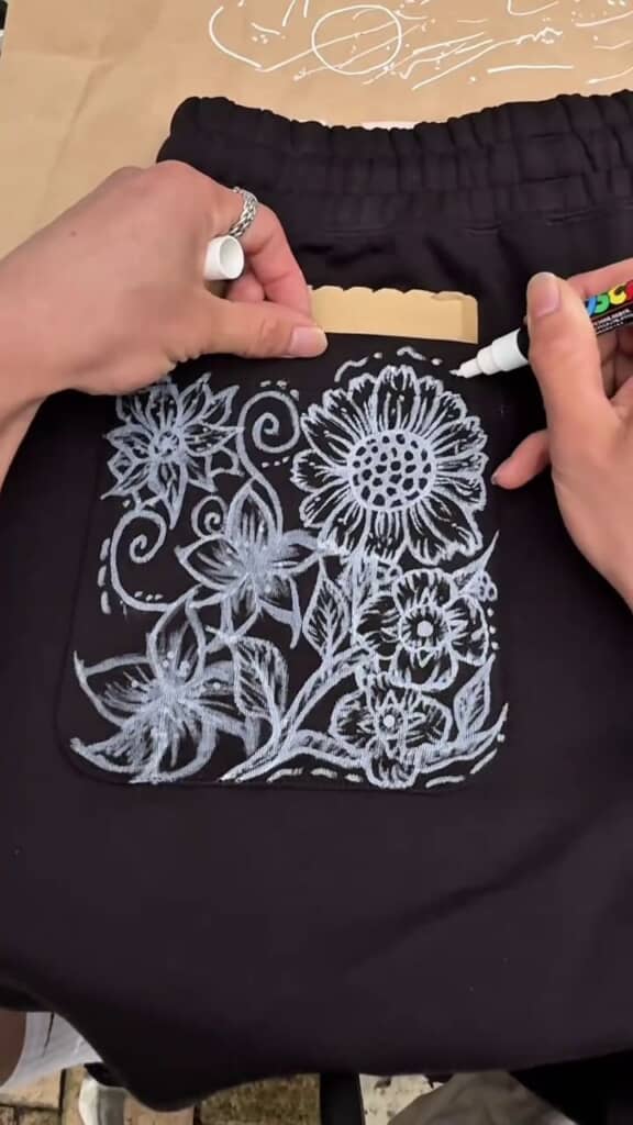 ポケット部分を埋めるように描かれた植物の絵