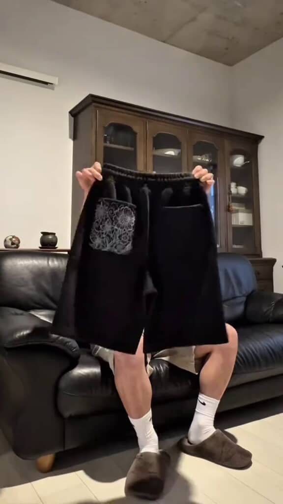 尻ポケットに絵を加えたスエットパンツの全体像