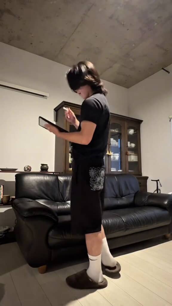 絵を追加したスエットパンツを着用している投稿者