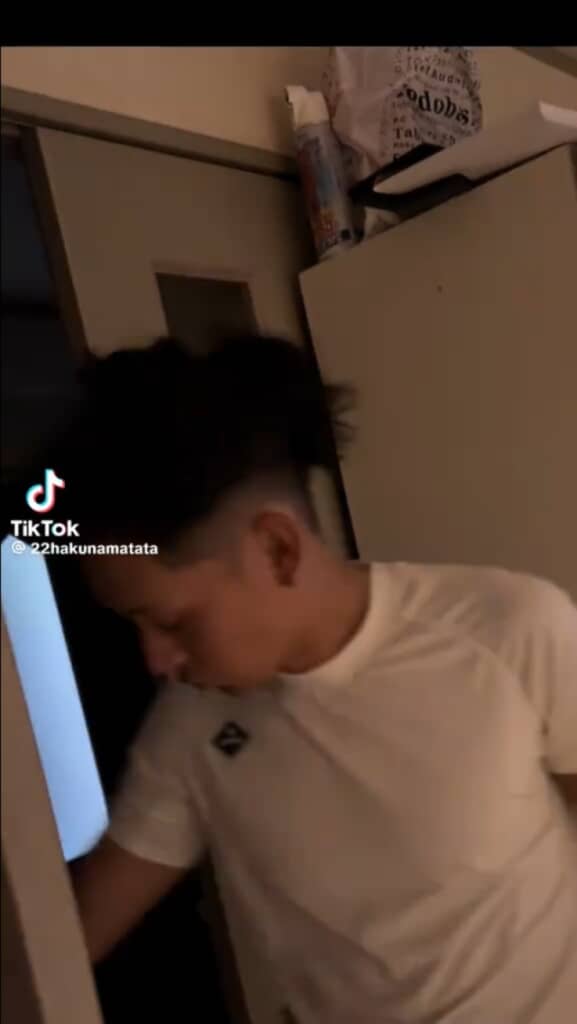 彼女に気付いたまさかの反応