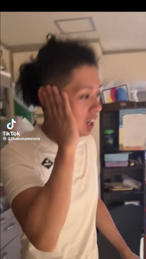 彼女に気付いたまさかの反応