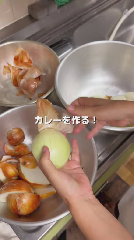 まずはカレー作り