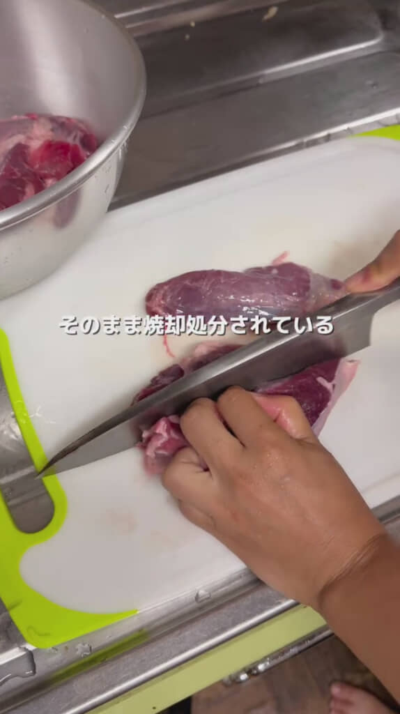 かたまりの肉は適度なサイズにカット