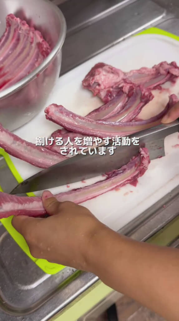 骨もバラして一緒に煮込みます