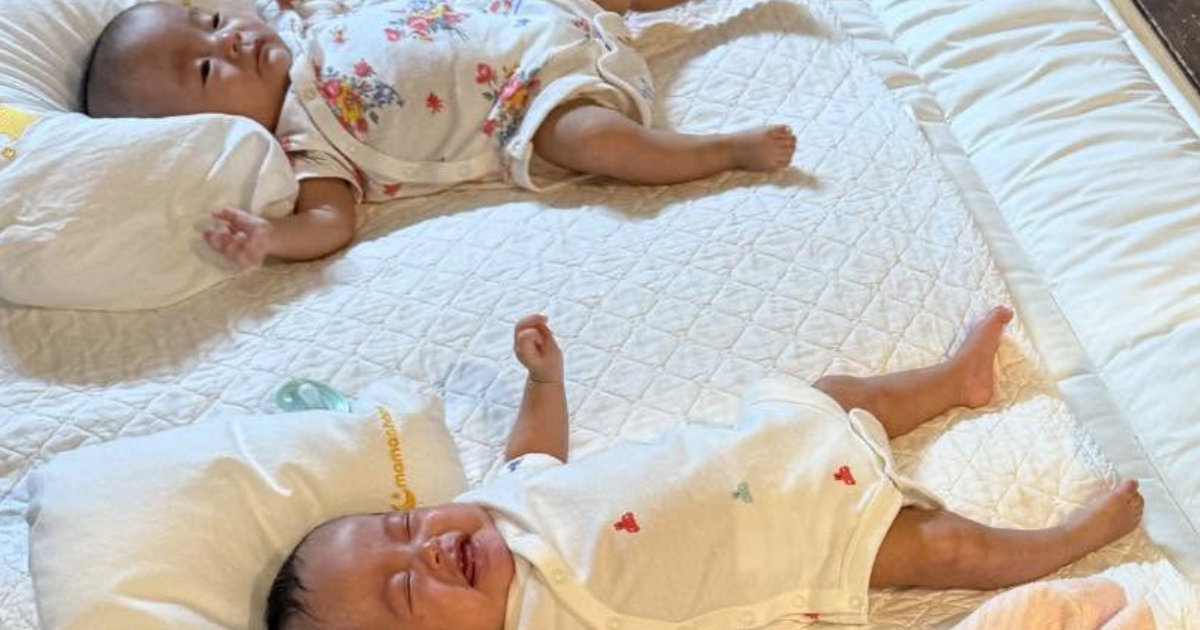 双子を寝かせていたはずの布団、ママが見たら……「あれ？」　“そこにいるはずのない3人目”に「1人だけ大きい」「もう1人いませんか」（1/2） | 育児 ねとらぼ