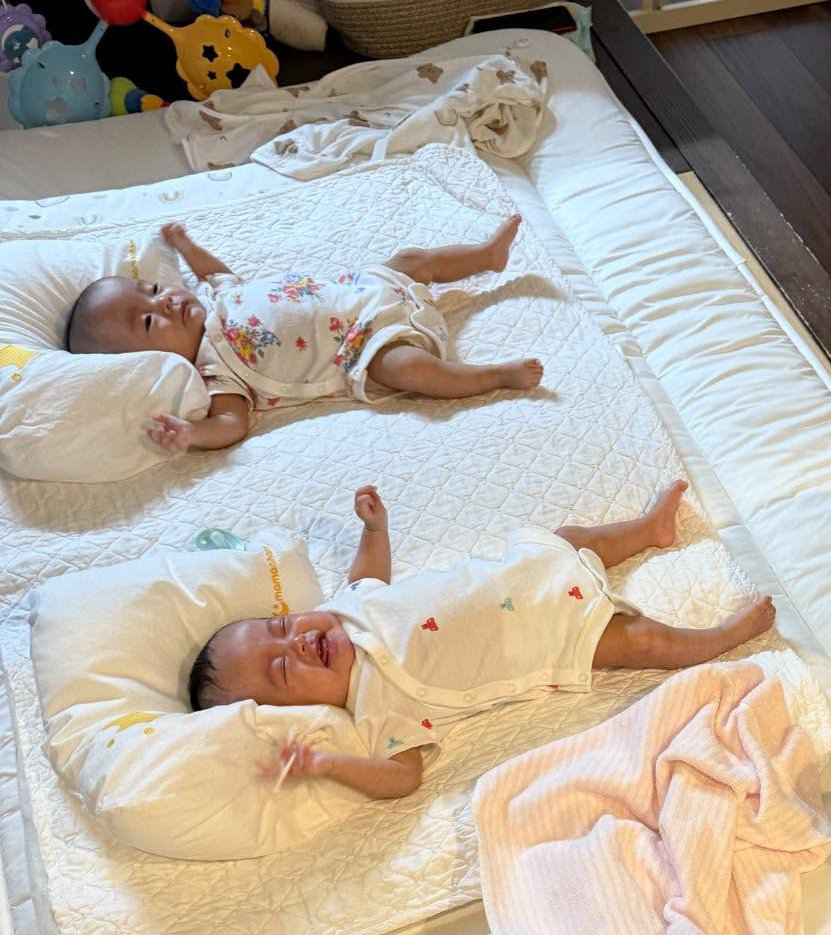 双子ちゃんをお布団に寝かせていたら……