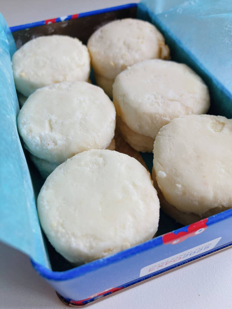 中にはポルボロンがみっちり