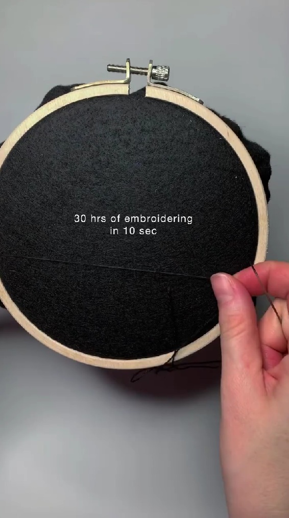 ベースとなる丸い枠に黒い布を張った状態