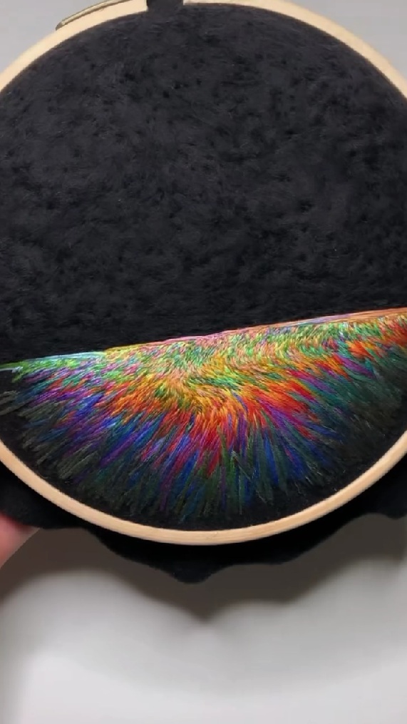 下半分を鮮やかな糸で埋めた様子