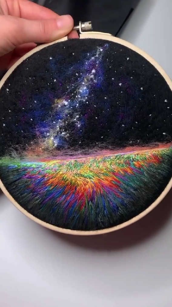 幻想的な虹色の大地と星の瞬く夜空の刺しゅう