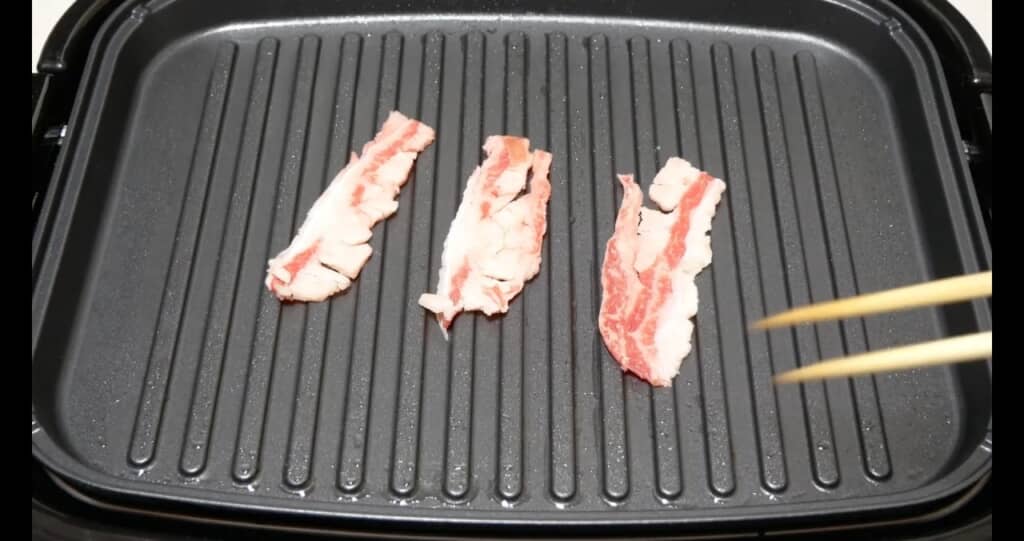 ホットプレートに肉をセット