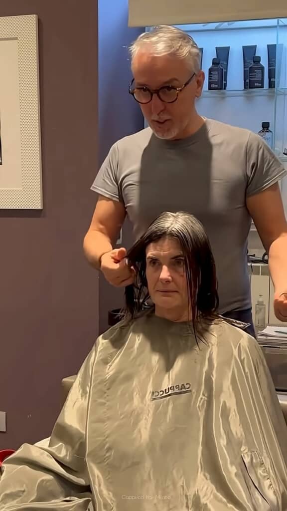 白髪混じりのセミロングヘアの女性