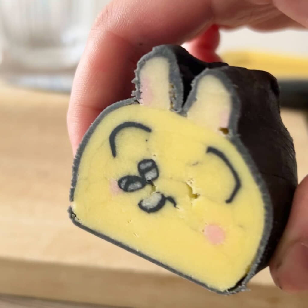 目が怖い……！