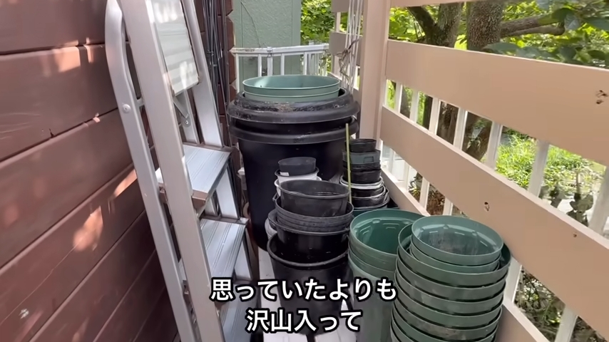 鉢や脚立などをたくさん収納できます