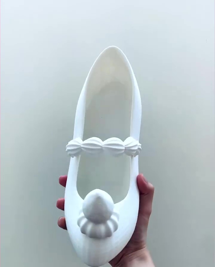 3Dプリンターで印刷したハイヒール。塗装前は真っ白です