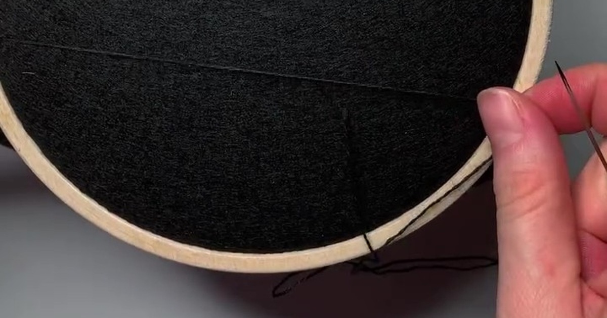 真っ黒な布に30時間かけて根気よく糸を通すと……　息をのむ刺しゅう作品に「魔法のよう」「魂を揺さぶる芸術」と28万いいね【海外】（1/3） | カルチャー・アート ねとらぼ