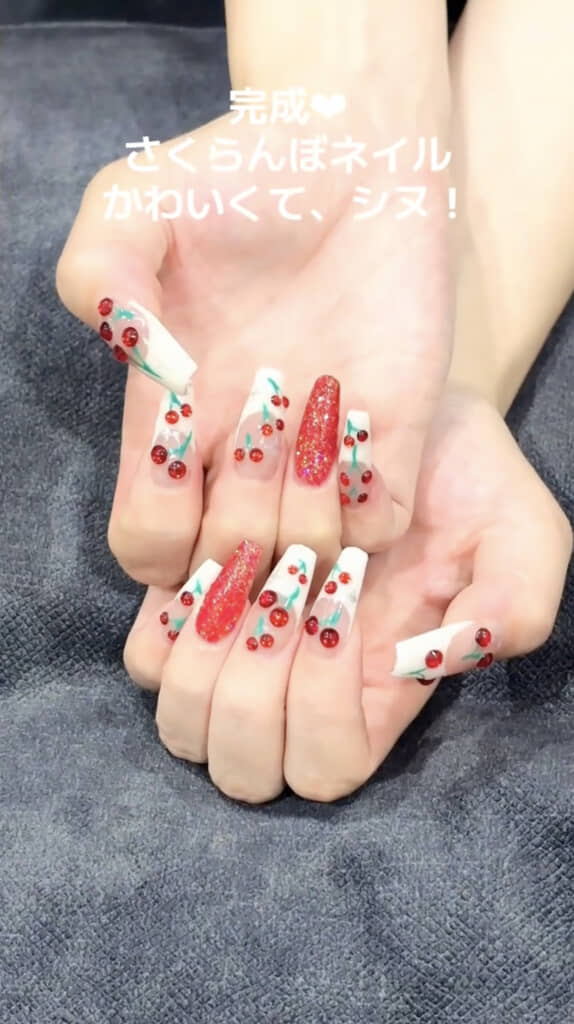 かわいいさくらんぼネイルが完成