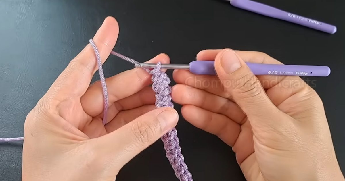 紫色のひもを、かぎ針でひたすら編んでいくと……「こういうのが欲しかった」→普段使いできるお出かけアイテムに「すっごくきれい」「初心者にもやさしい」【海外】（1/3） | ライフスタイル ねとらぼ