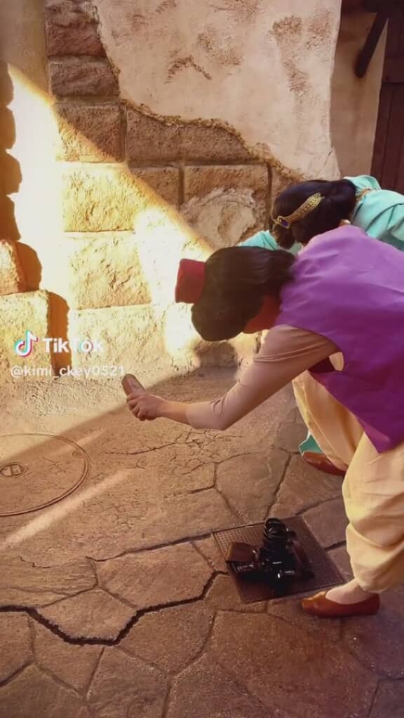 地面を見つめたまま動きません