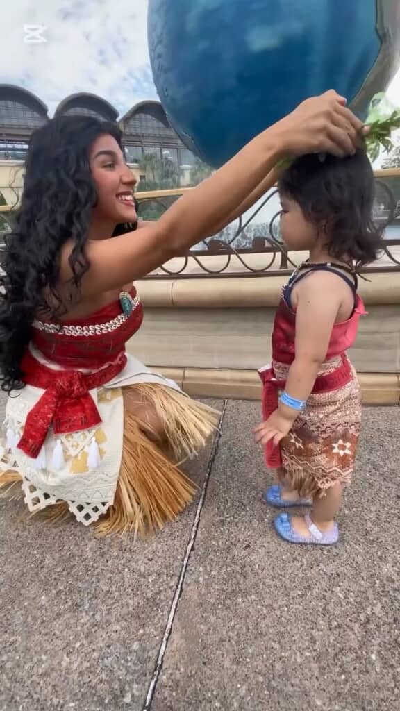 花冠をかぶせてもらうせなちゃん