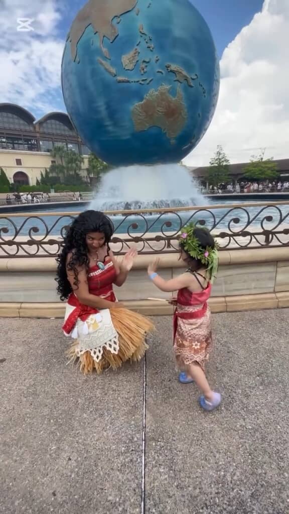 バイバイするせなちゃん