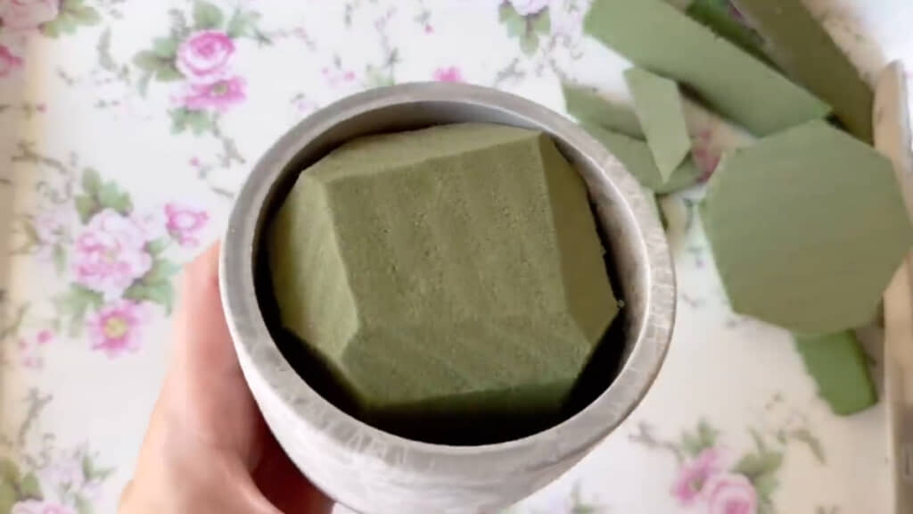 スポンジの高さはやや花器から出るくらい。上の角は斜めにカットしています