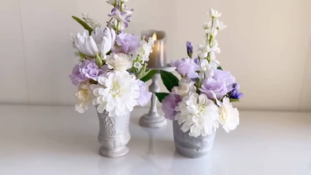 右がセリアのプランター、左が約1000円の花器で作った仏花