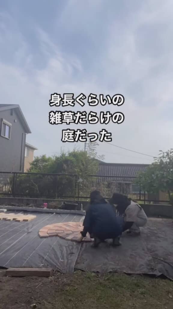 レンガを敷き詰めて道づくり