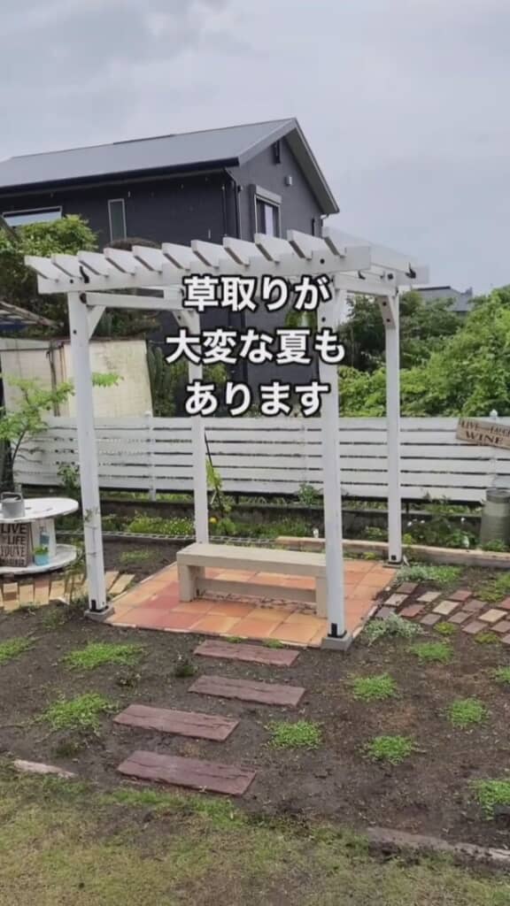 白い柵やベンチに彩られた庭が完成！