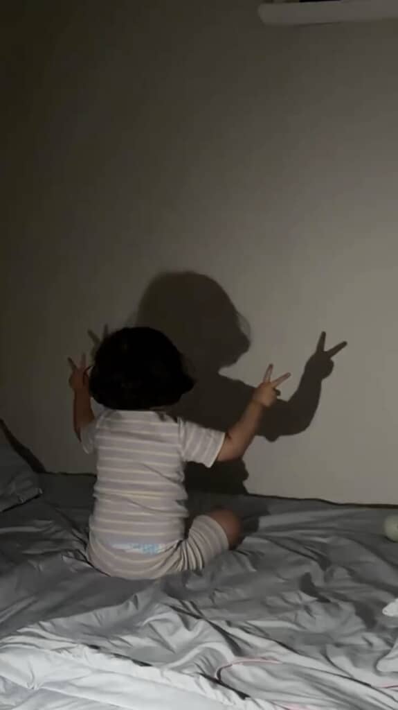 上下左右にゆらゆら動く影