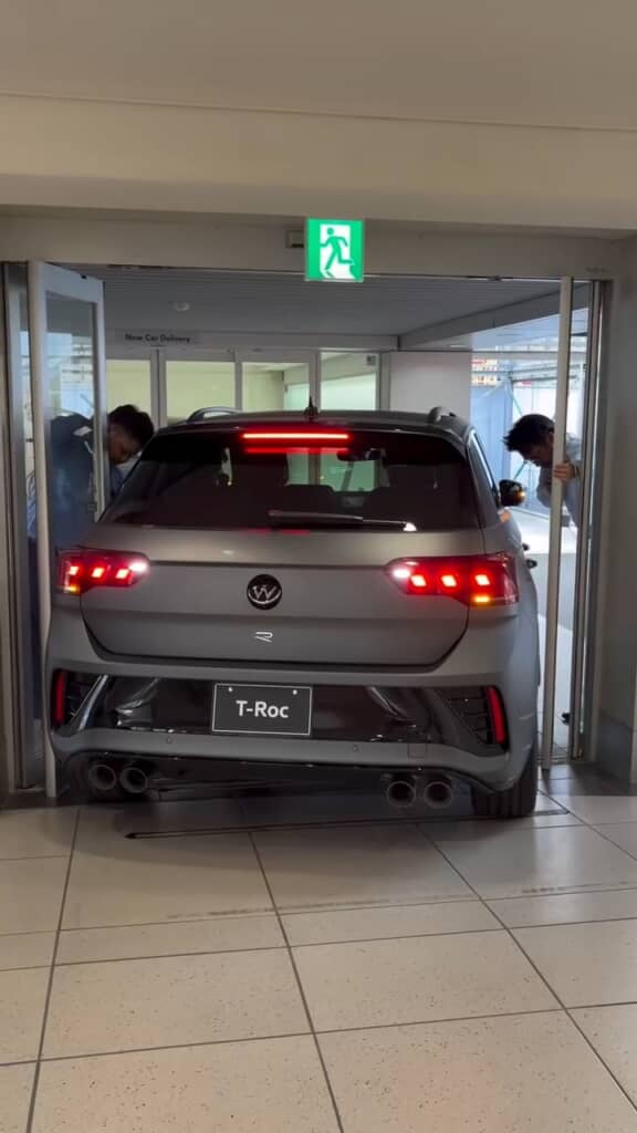 自動ドアを特殊な開け方で最大開放しても、ギリギリのギリッギリ