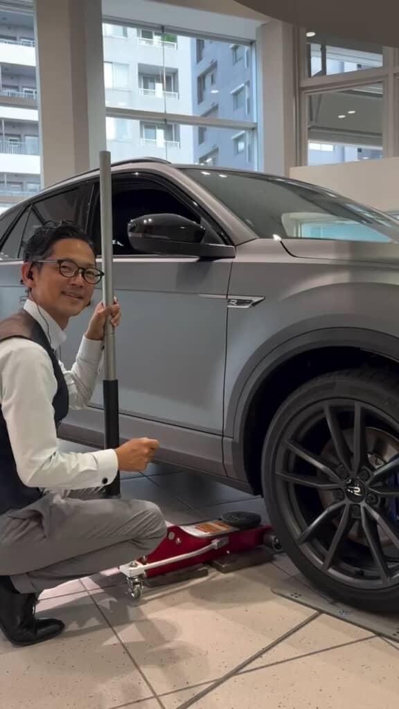 ジャッキアップしてタイヤにシートを敷けば準備完了