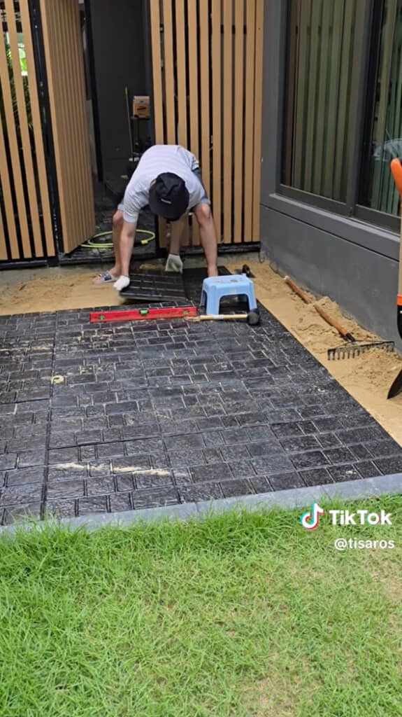 黒いタイルを置く