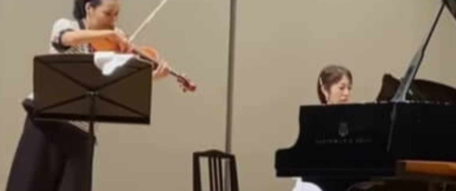 11カ月の娘を育てるバイオリニスト、『白鳥』を弾いていると……「なぜか涙が」→まさかの光景に「一生の宝物」「ぴったりすぎる」（1/3） | 育児 ねとらぼ